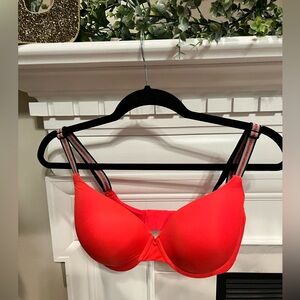 Victoria’s Secret T-Shirt Lightly Lined Demi-36DD